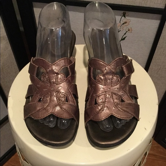 Clark’s Bronze Leather Sandals - Picture 1 of 9